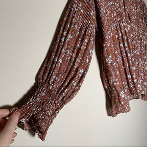 Brown ribbed light weight blouse with white floral mauscrda open low v front NWT